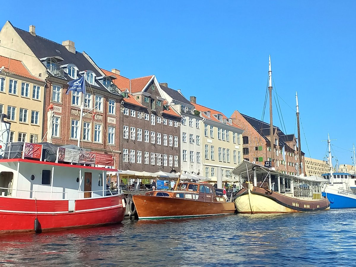 Day 2 social events: we went on a boat tour through the famous Nyhavn canal and enjoyed international street food at the vibrant Reffen. Appreciated the non-alcoholic drink options too💛

Pro tip: if you ever visit Copenhagen in the summer, those two things are must-dos🌞

(6/n)