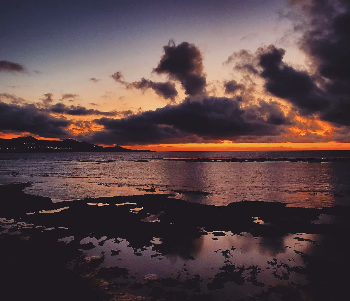 TomesAndTravel's tweet photo. I can't stop taking photos of the dramatic sunsets in Las Palmas 🌇 😍 https://t.co/HDZG9xDBmo https://t.co/NYKuMfRYXg