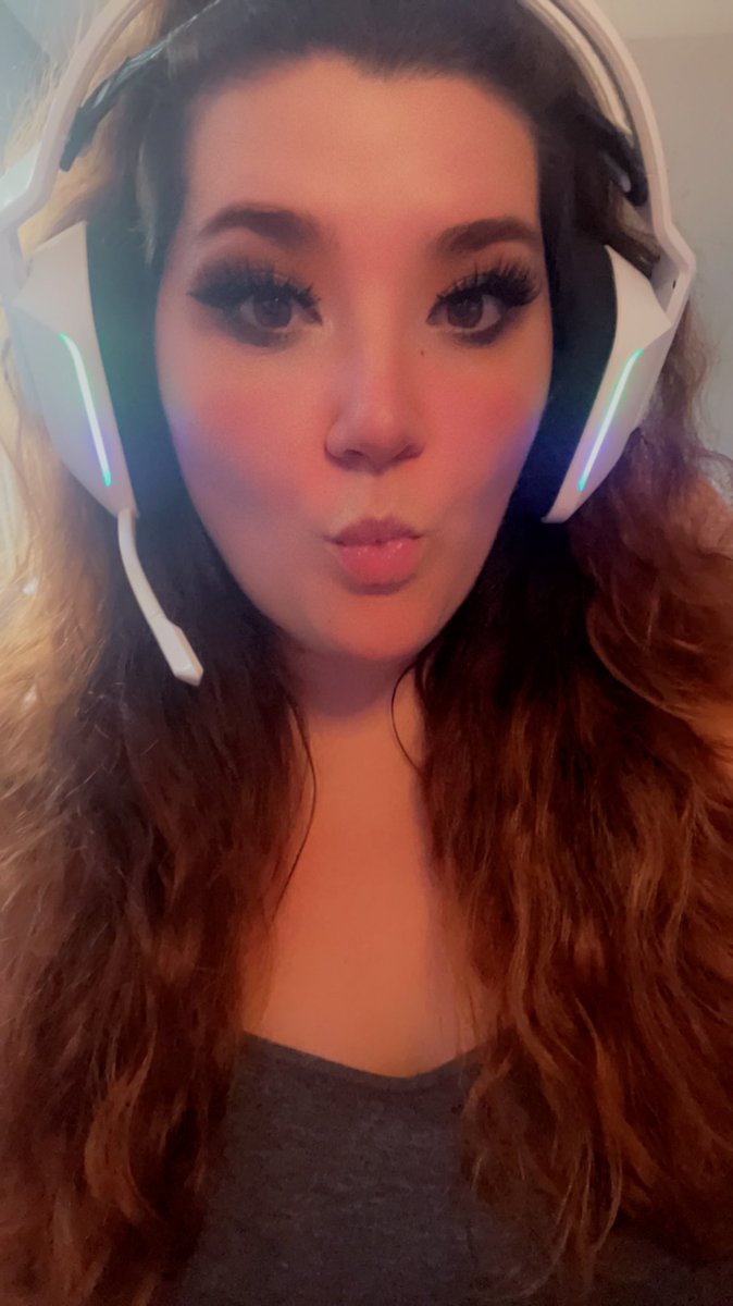 _auroragaming__'s tweet photo. Short stream today! But happy Father’s Day! #streamer #gamer #gamergirl #lol #LeagueOfLegend #pcgamer https://t.co/EHQXHTqi7g