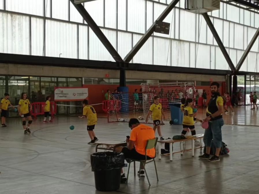 meritxellroige's tweet photo. Aquest cap de setmana s'ha portat a terme la Final Nacional Escolar d'Handbol. Esdeveniments pels quals vam apostar i que porten moltes famílies a #Tortosa.  Aquest cap de setmana 300 xiquets i xiquetes. Gràcies Centre d'Esports i @jaumedomingo i @UCECcat per confiar en Tortosa https://t.co/e22on3V8tH