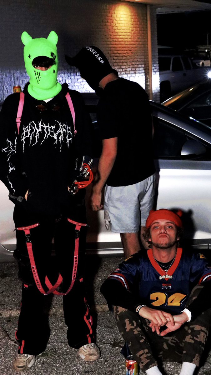 lowfidelityboy's tweet photo. let my mom dress me up for the show https://t.co/3oRPPUF7u7