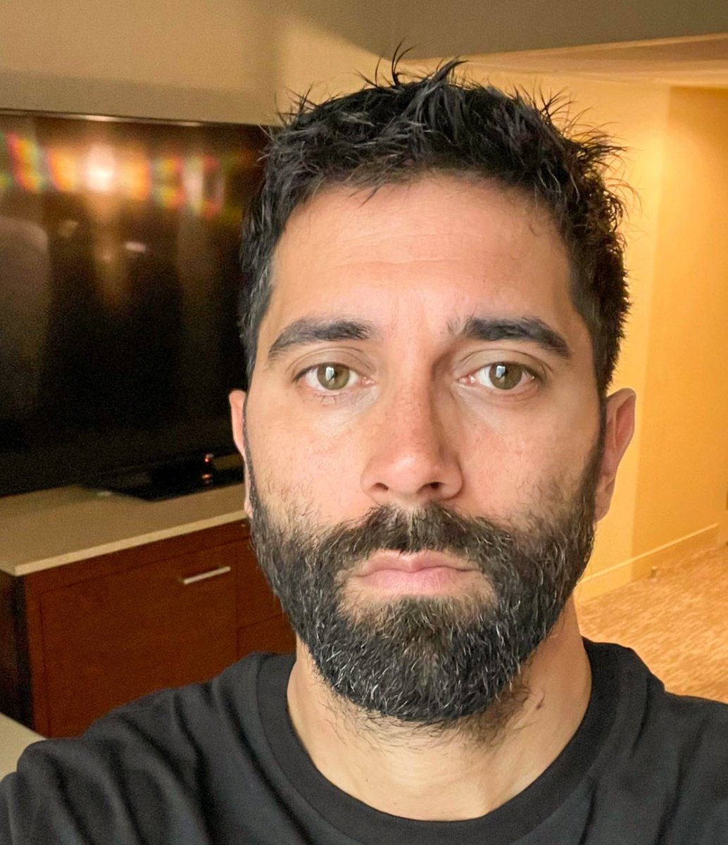 yellowclawdaily's tweet photo. Jim + selfies. https://t.co/FU4OaFjqPc