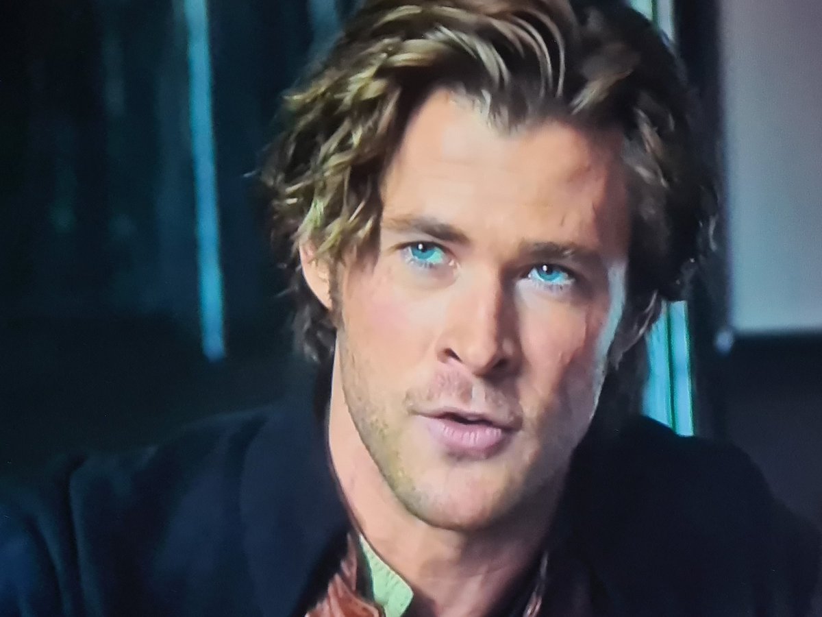 One of <a href="/chrishemsworth/">Chris Hemsworth</a> underrated films I think. I love it and on now on bbc one in UK 🇬🇧 
#intheheartofthesea #ChrisHemsworth