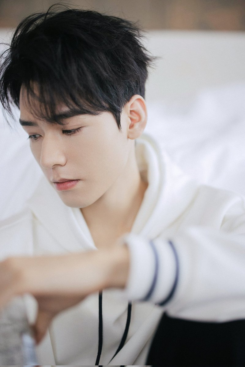 GongJunBrasil's tweet photo. 🐶 10.11.22 | Atualização do Studio do Gong Jun no Weibo [1/4]

"Modelando simples e multi-interpretação, Chefe Gong Jun tão suave quanto uma nuvem~"

#GongJun #龚俊 #SimonGong https://t.co/MiLulR6WZJ