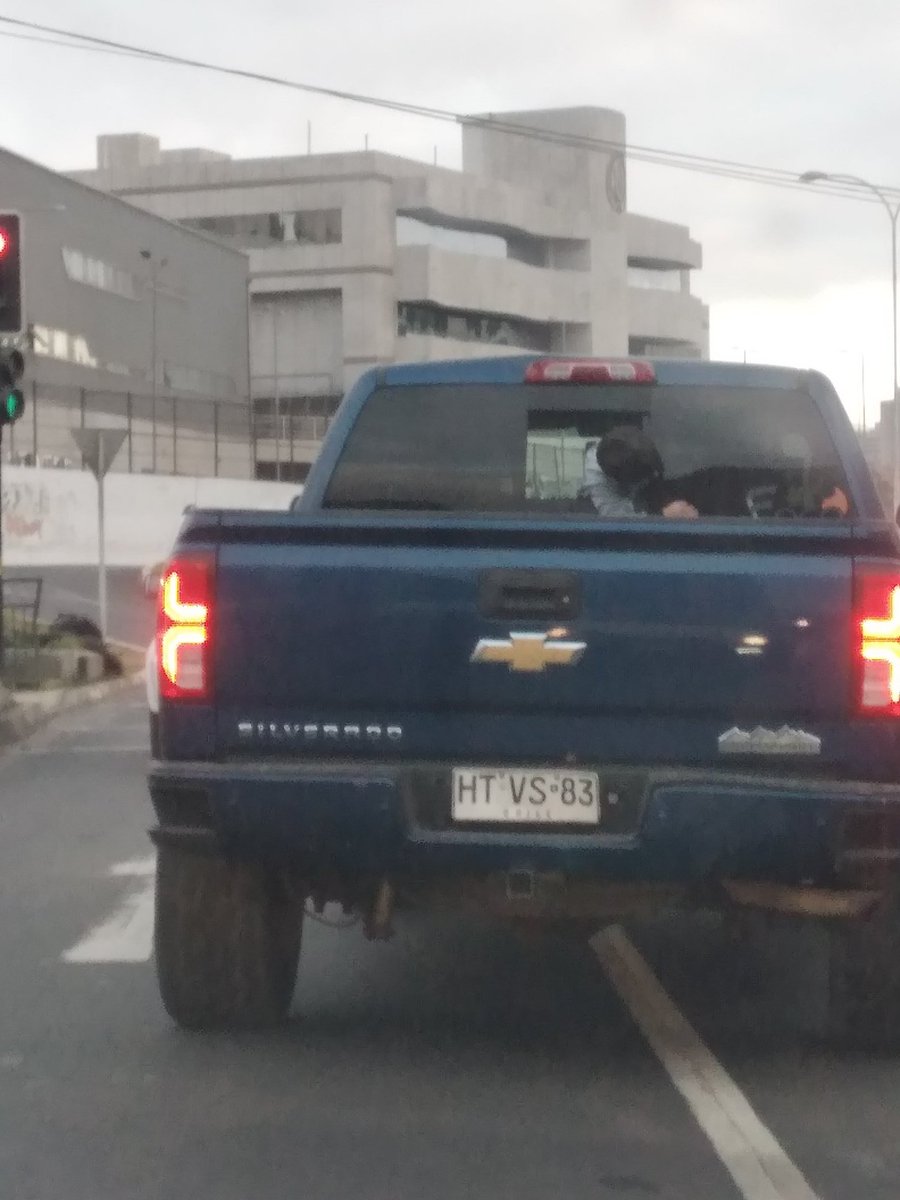 amapowa1's tweet photo. Flor de Padres.
En  #Antofagasta , niño menor de 3 años, suelto en asiento trasero.
Esta foto fue sacada  en Av ANGAMOS casi llegando a Sangra. 
@CarabAntof @Carabdechile Le dejo la patente para que le saquen la multa pertinente. https://t.co/mvaXzpkOS6