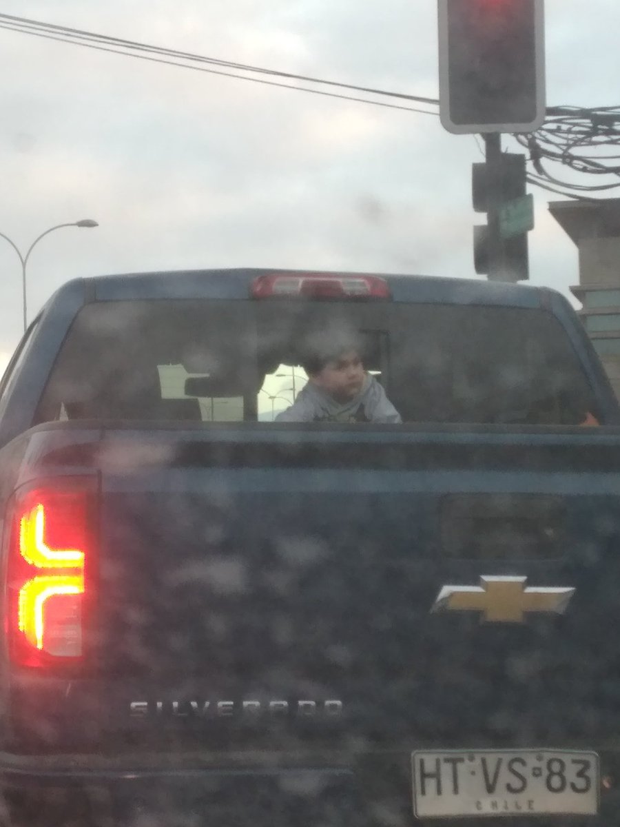 Flor de Padres.
En  #Antofagasta , niño menor de 3 años, suelto en asiento trasero.
Esta foto fue sacada  en Av ANGAMOS casi llegando a Sangra. 
<a href="/CarabAntof/">Carabineros Región de Antofagasta</a> <a href="/Carabdechile/">Carabineros de Chile</a> Le dejo la patente para que le saquen la multa pertinente.