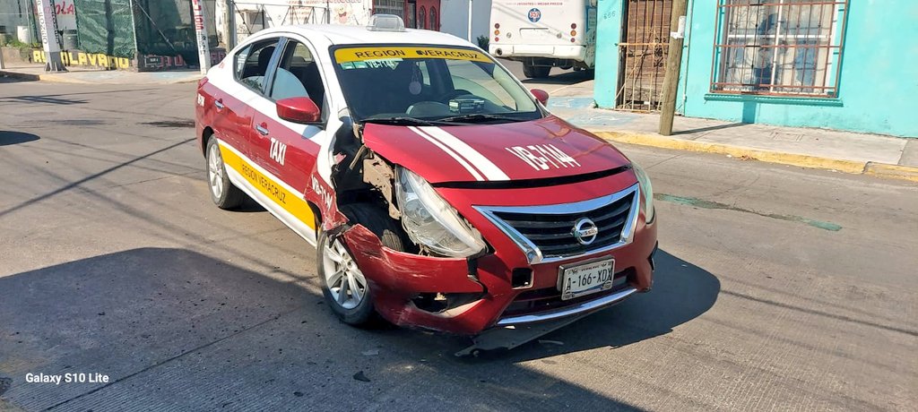 ChismitoJarocho's tweet image. #ChismitoJarocho SE DIÓ A LA FUGA 📷 3:42 pm #ReporteVial Carro mazda negro (con gente tomada) golpeó a taxi VB7144 en Galeana y Ruiz Cortinez del puerto de Veracruz @AyuntamientoVer @PatyYunes #VeracruzCiudadYPuerto #PaTiPalPuerto #VeracruzPuerto #Jarochos #Veracruz2023 @vialver