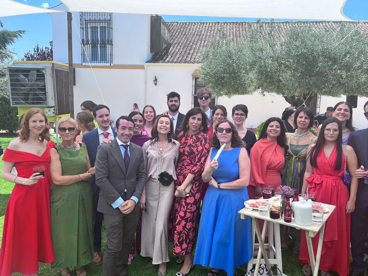 ElenaDF75's tweet photo. Pues no todo es profesional! 
Ayer se nos casaron 💍dos compañeros y amigos, @diegojds22 y Ana e @IrenedeLara y Rafael. 

Fue un día muy emocionante 

Esperamos “que os vaya bonito” y seáis muy felices 
Os queremos!!! https://t.co/xxqaD1HCBo