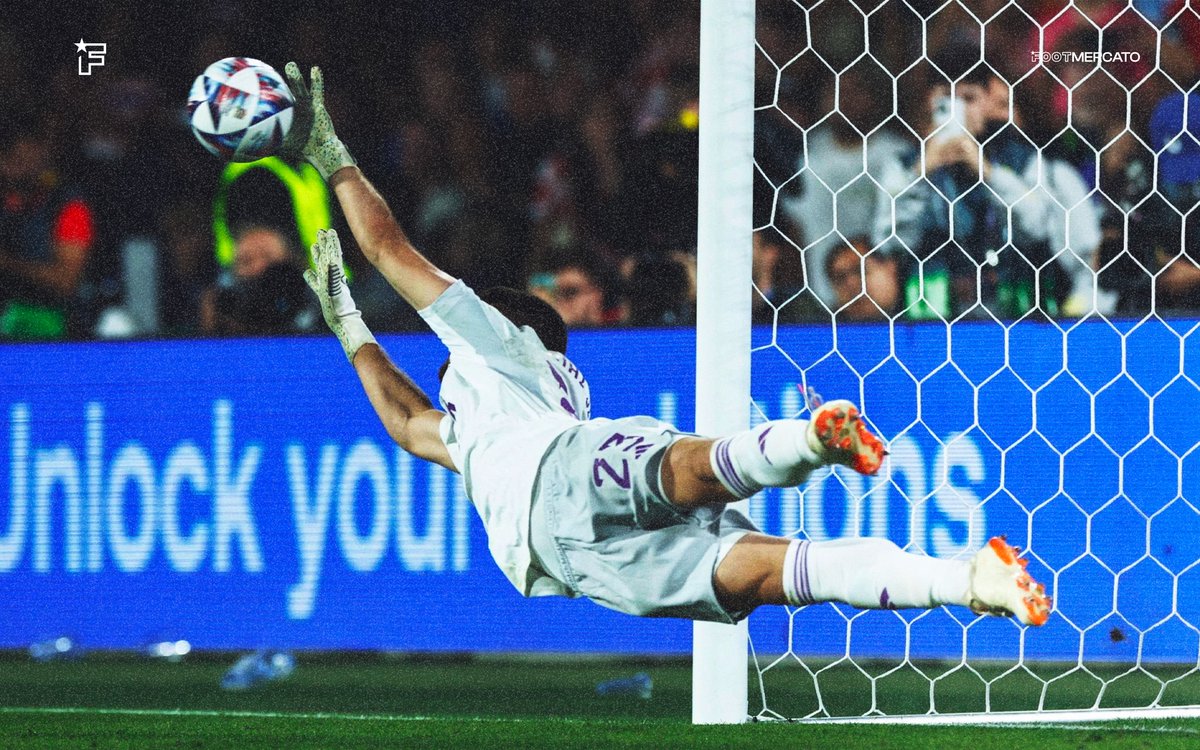 footmercato's tweet photo. L'Espagne peut dire MERCI à Unai Simón !
#CROSPA #UEFANationsLeague https://t.co/9Zp7mX7j7q