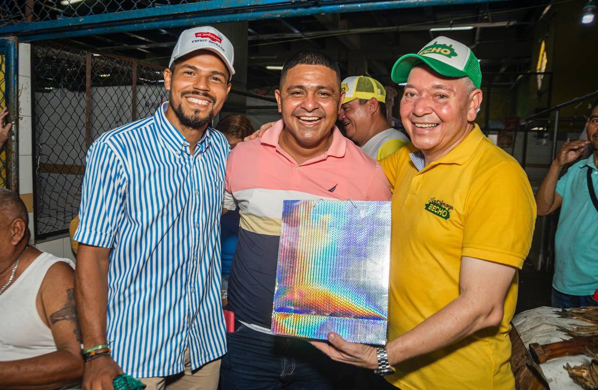 bechofernandez1's tweet photo. Nos vinimos a celebrar el #DíaDelPadre con nuestros amigos del Mercado Público de Ciénaga. Que grato compartir con ustedes. Gracias por todo el apoyo que nos siguen brindando y por la confianza que han depositado en este sueño llamado Sí X Ciénaga 💛💚✍🏻

#BechoFernández https://t.co/4QXUtIQQrL
