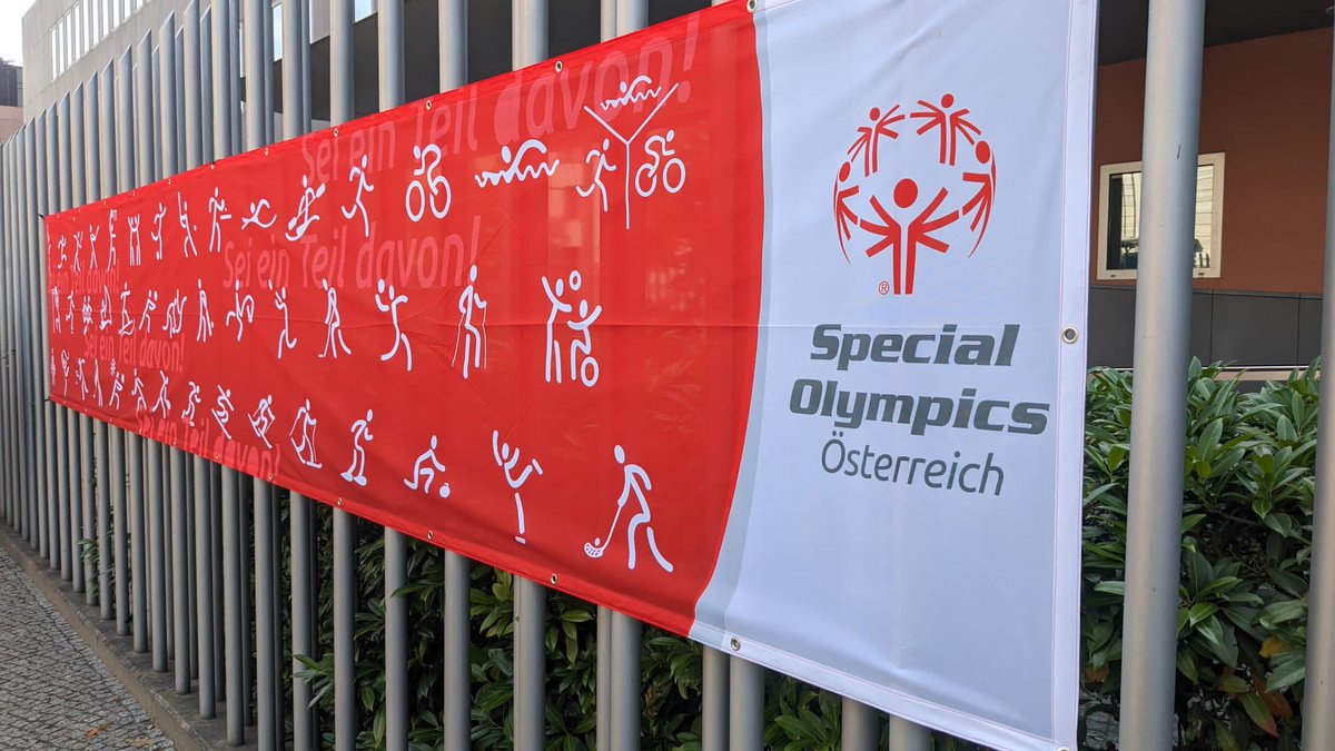 Vizekanzler <a href="/WKogler/">Werner Kogler</a> und <a href="/LinhartBMEIA/">Michael Linhart</a> empfangen heute Abend die österreichischen Athlet*innen der @SOWG_Berlin2023 in der Österreichischen Botschaft Berlin 🇦🇹 <a href="/AustriainDE/">Österreichische Botschaft Berlin</a> <a href="/austriatourism/">Österreich Werbung</a> 
#specialolympicsworldgames #unbeatabletogether #berlin2023