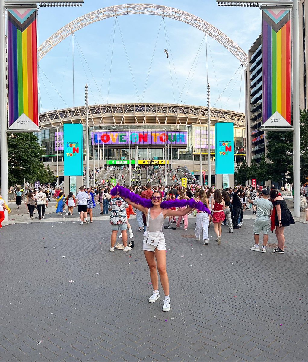 bethanyl0014's tweet photo. Harry’s house 🎆 A night I will never forget 

 #wembleyn3 #HarryStyleOnTour2023 

@alxdwsn @aliicebro https://t.co/sWUTx3aFYk