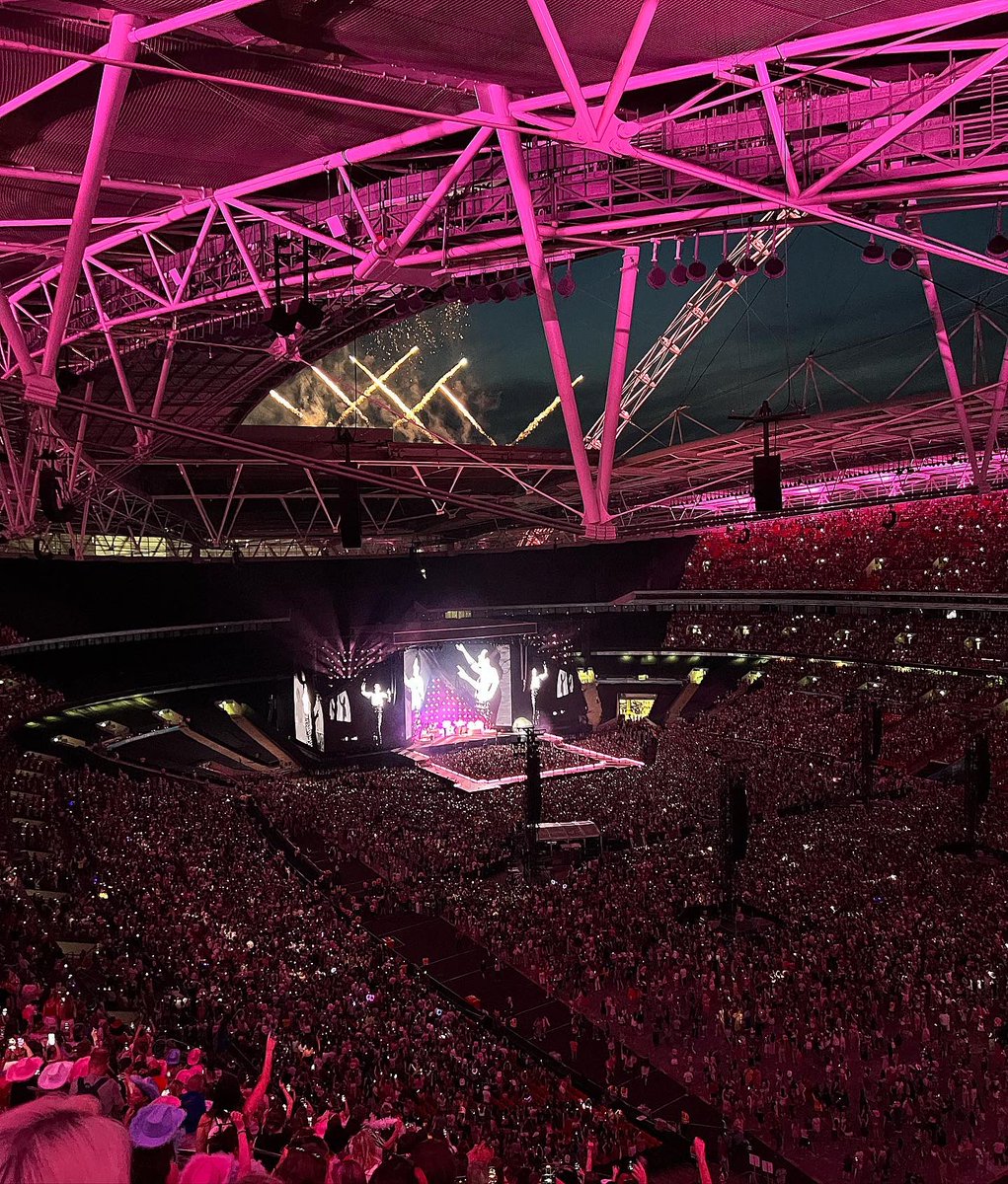 bethanyl0014's tweet photo. Harry’s house 🎆 A night I will never forget 

 #wembleyn3 #HarryStyleOnTour2023 

@alxdwsn @aliicebro https://t.co/sWUTx3aFYk