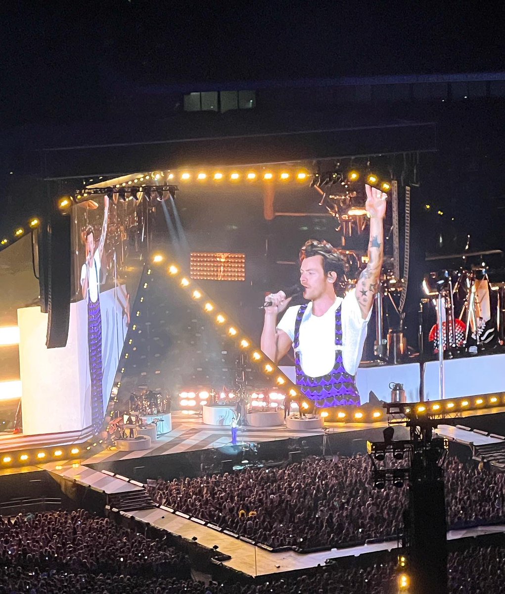 bethanyl0014's tweet photo. Harry’s house 🎆 A night I will never forget 

 #wembleyn3 #HarryStyleOnTour2023 

@alxdwsn @aliicebro https://t.co/sWUTx3aFYk