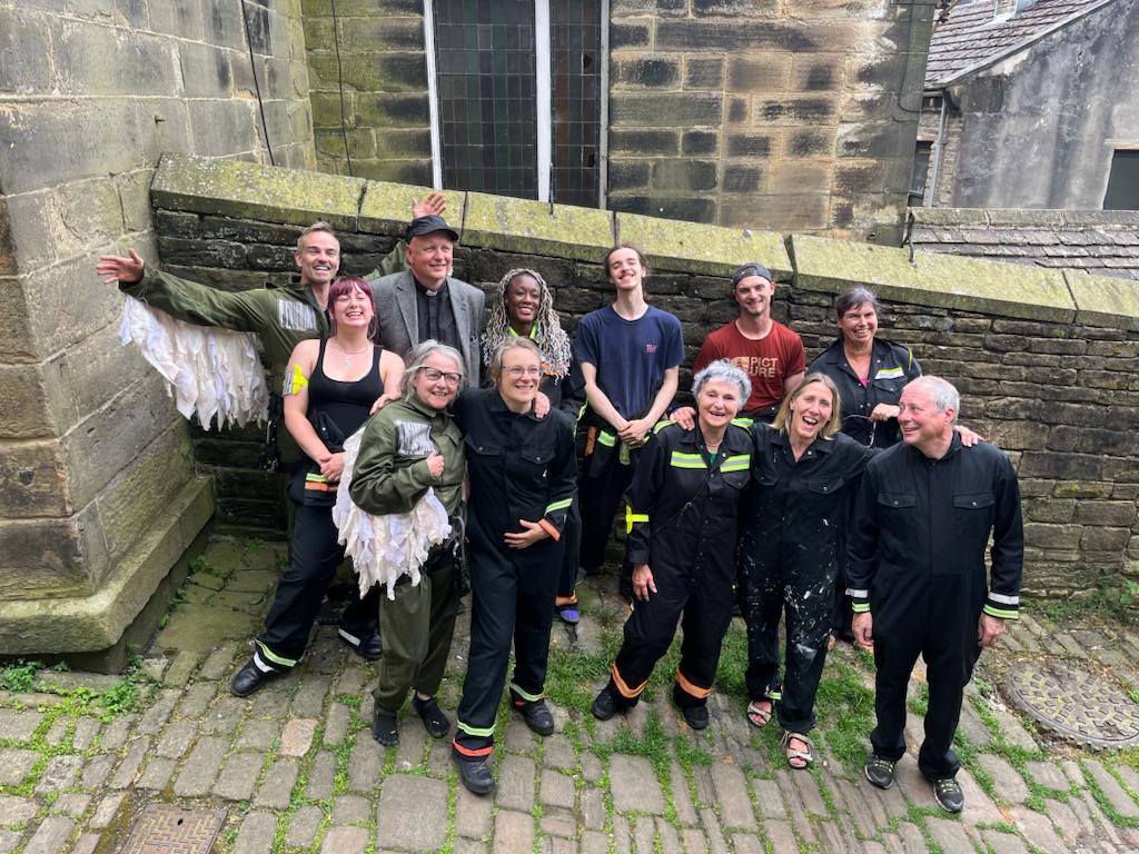 Great time dangling off of a church with these beauties @HolmfirthARTS #verticaldance #outdoorarts #aerialist #community