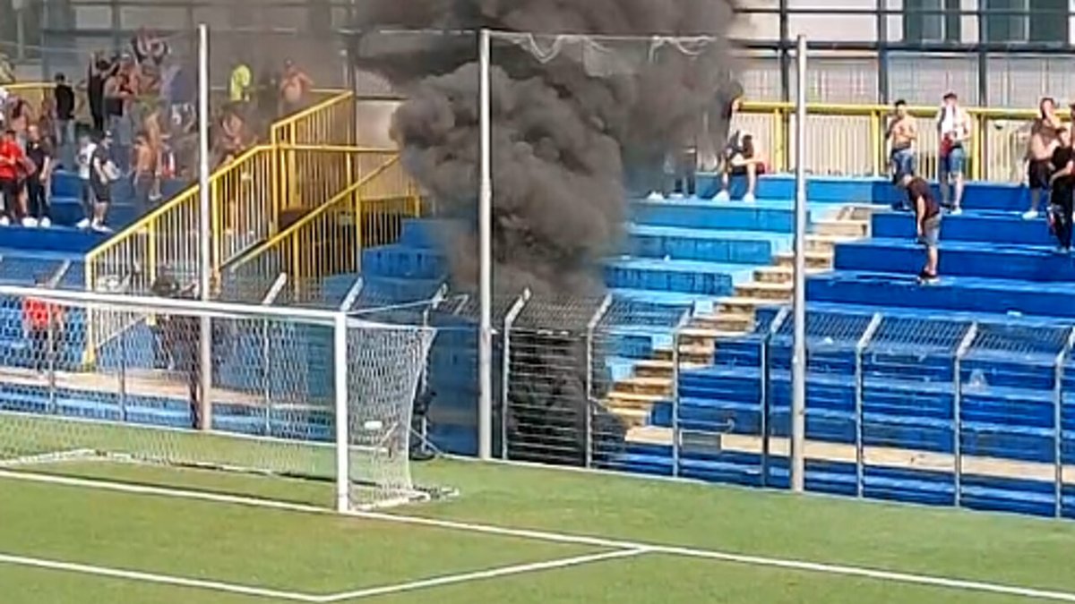 #LeccoFoggia 3-1 

Che vergogna! 'Tifosi' indegni.

Se volete andare in #SerieB, dovete imparare a diventare civili. Idioti!

#SerieC
#calcio
#Foggia