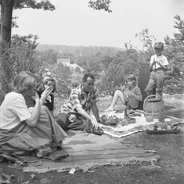 The Fonda Family enjoy a picnic in 1949. #InternationalPicnicDay