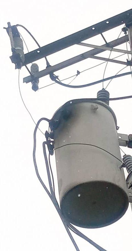 emilianogarc67's tweet photo. #18Jun #Carabobo #Valencia #SinLuz los vecinos de los sectores 4 y 5 de San Blas 1 acaban de cumplír 26 horas sin el servicio eléctrico, desde ayer a las 9:30 am con el reporte #896393 en @CorpoelecInfo,  son más de 100 familias afectadas, la mayoria son adultos mayores y niños https://t.co/q0tEQOE4rq