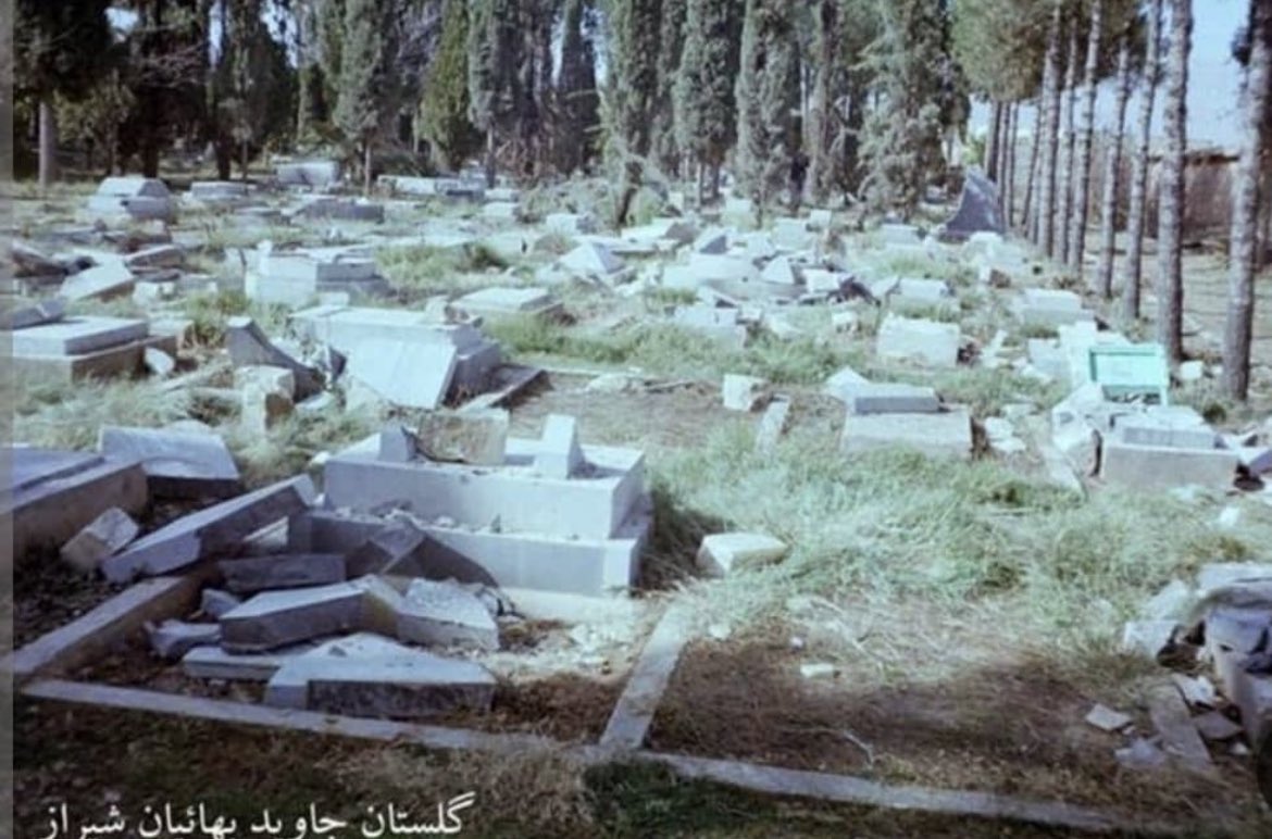 Rsheermohammadi's tweet photo. تخریب و مصادره قبرستان (گلستان جاوید) شیراز با بولدوزر توسط سپاه که ۹۰۰ بهایی که پیکر شماری از بهاییان اعدام شده هم در آن به خاک سپرده شده است.

آتش زدن آرامگاه مجید کاظمی،حمله تخریب مزار ابوالفضل آدینه‌زاده و تخریب محل دفن میلاد سعیدیان‌جو.

#داستان_ما_یکیست https://t.co/FuXtjnBEwL