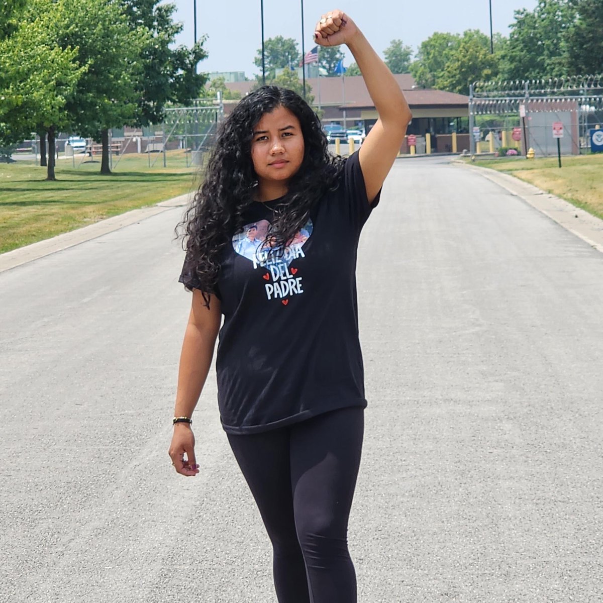 CosechaMovement's tweet photo. “I came to wish my dad a Happy Father’s Day. This might be the last time I see him before he gets deported next week to El Salvador. Me duele el corazón ver a mi papi por la última vez a través de una ventana. My dad went to work one Sunday morning, and never came back.”
- Liseth https://t.co/RIUImK7cfh