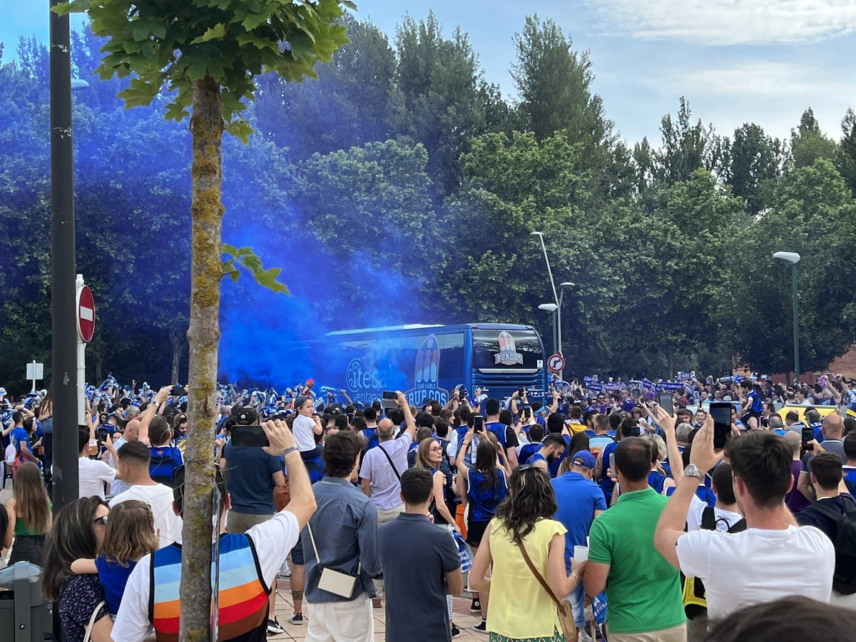 MiguelD_monzon's tweet photo. Disfrutando de la previa de la GRAN FINAL por el ascenso de la #F4LEBOro

Ambientazo en la Fan Zone y con la mejor compañía posible @AlexPerz19 @JorgeMSanz 😁 https://t.co/4JCTC4PaKQ