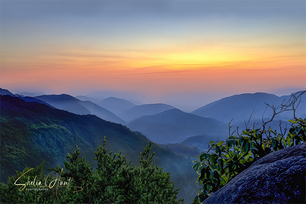 '𝐀 𝐒𝐌𝐎𝐊𝐘 𝐌𝐎𝐔𝐍𝐓𝐀𝐈𝐍𝐒 𝐒𝐔𝐍𝐒𝐄𝐓'... New artwork!

#sunset #SmokyMountains #GreatSmokyMountains #GreatSmokyMountainsNationalPark #GSMNP #Tennessee #NorthCarolina #AppalachianMountains #Appalachians #fineart #BuyIntoArt

Prints available at shelia-hunt.pixels.com/featured/a-smo…