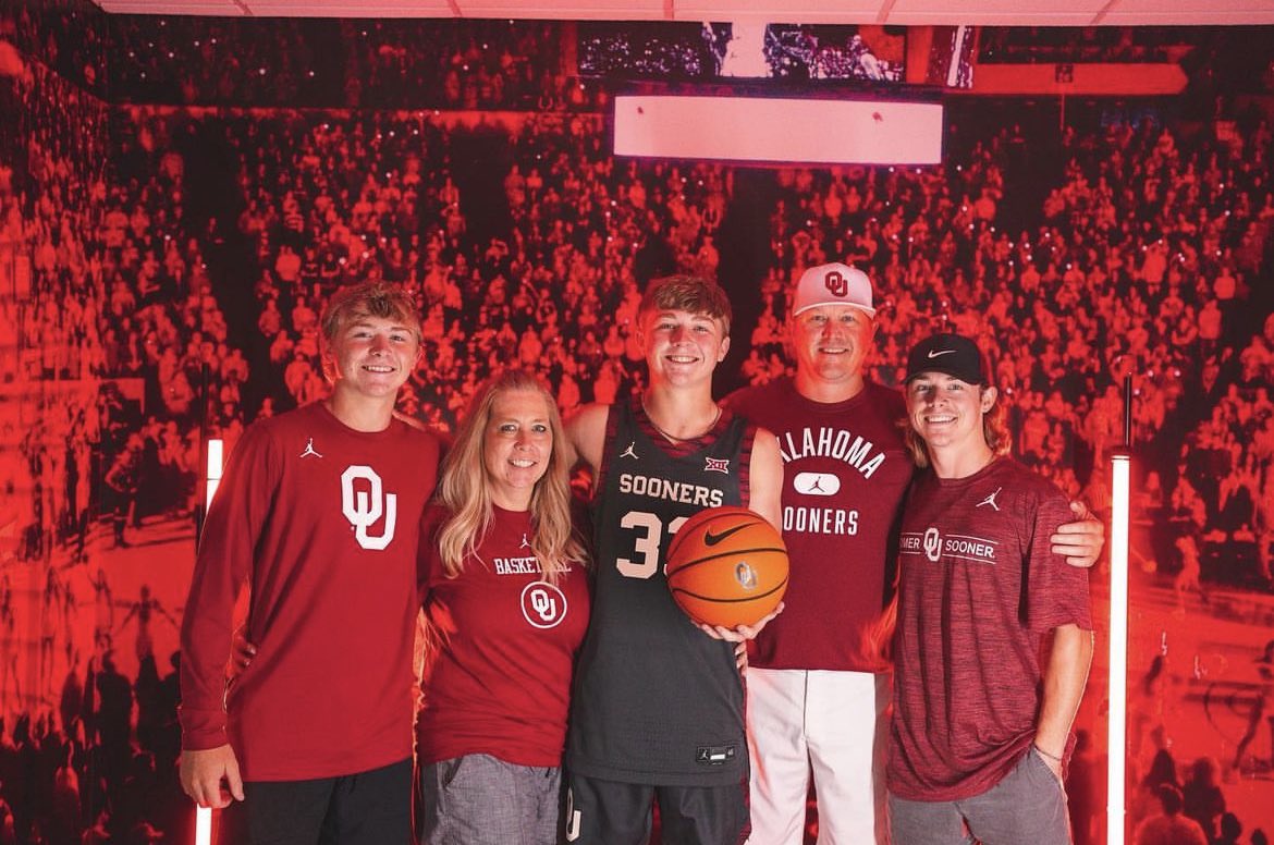 2024 3 ⭐️ CG Dayton Forsythe visited the #Sooners this past weekend. Forsythe is rated the #1 player in the state of Oklahoma per 247 sports. The 6’3” guard plays high school basketball at Dale, and plays for Team Griffen EYBL. Big target for Moser and staff.