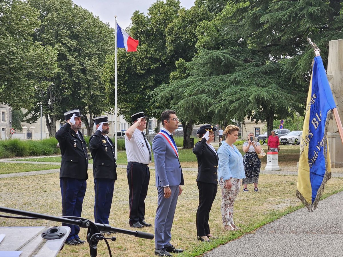 Fontenay_100's tweet photo. [Fontenay le Comte commémore l’appel du Général De Gaulle]

Ludovic Hocbon, maire de @VilleFontenay , entouré des élus du conseil municipal, a commémoré l’appel du 18 juin lancé depuis Londres par le Général De Gaulle.

#fontenaylecomte #ludovichocbon #DeGaulle #vendee https://t.co/Wnbqc2XWtj
