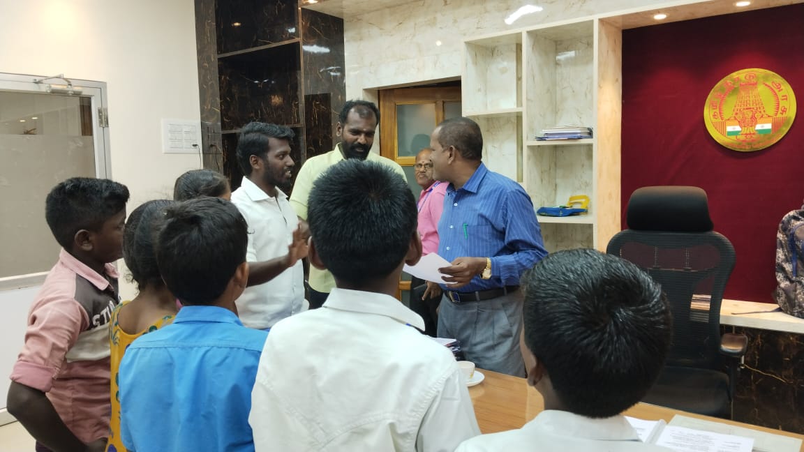 Muthupandi003's tweet photo. சிவந்திபட்டி கிராமத்திற்கு அரசு பேருந்துகளை முறையாக இயக்ககோரி 
நெல்லை மாவட்ட ஆட்சித் தலைவர் அலுவலகத்தை முற்றுகையிட்டு மனு அளித்தபோது. https://t.co/iy0TuDo0qc