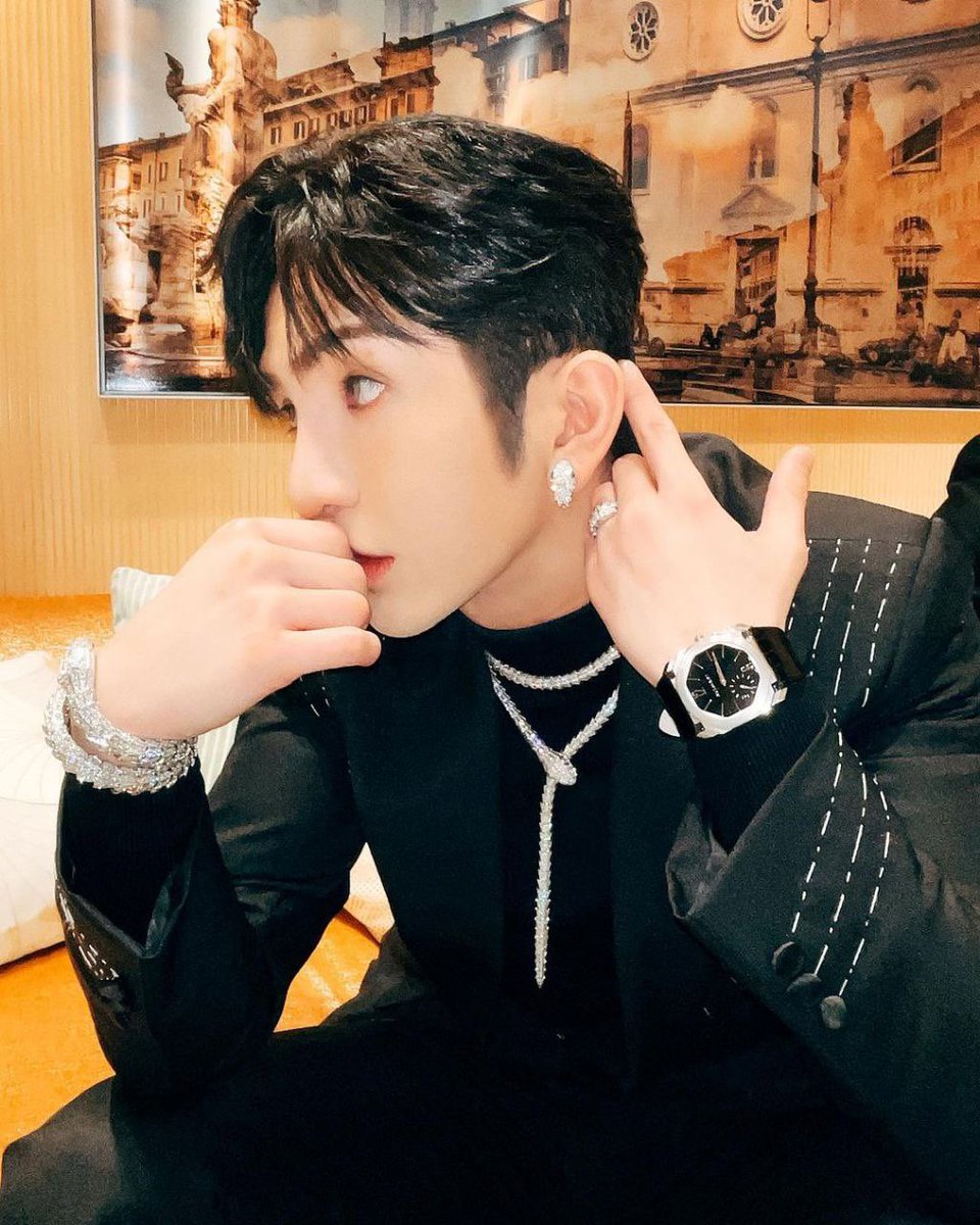 mirdawnror's tweet photo. @Bulgariofficial Thank you @Bulgariofficial for having #AnsonLo 
He is so gorgeous and charming with Bvlgari jewelry https://t.co/KnYa4jMM0l