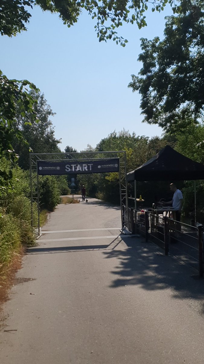 Nordberliner Zugspitzlauf stand heute auf dem Plan. Nach den ersten 3 KM im Gänsemarsch zog sich das Feld auseinander und die 3 Runden mit gesamt 12km und 260 HM ließen sich noch in 1h:03min:38sec finishen. Für die Strecke ne Bestzeit. #running #berlin #lübars #summer #wettkampf