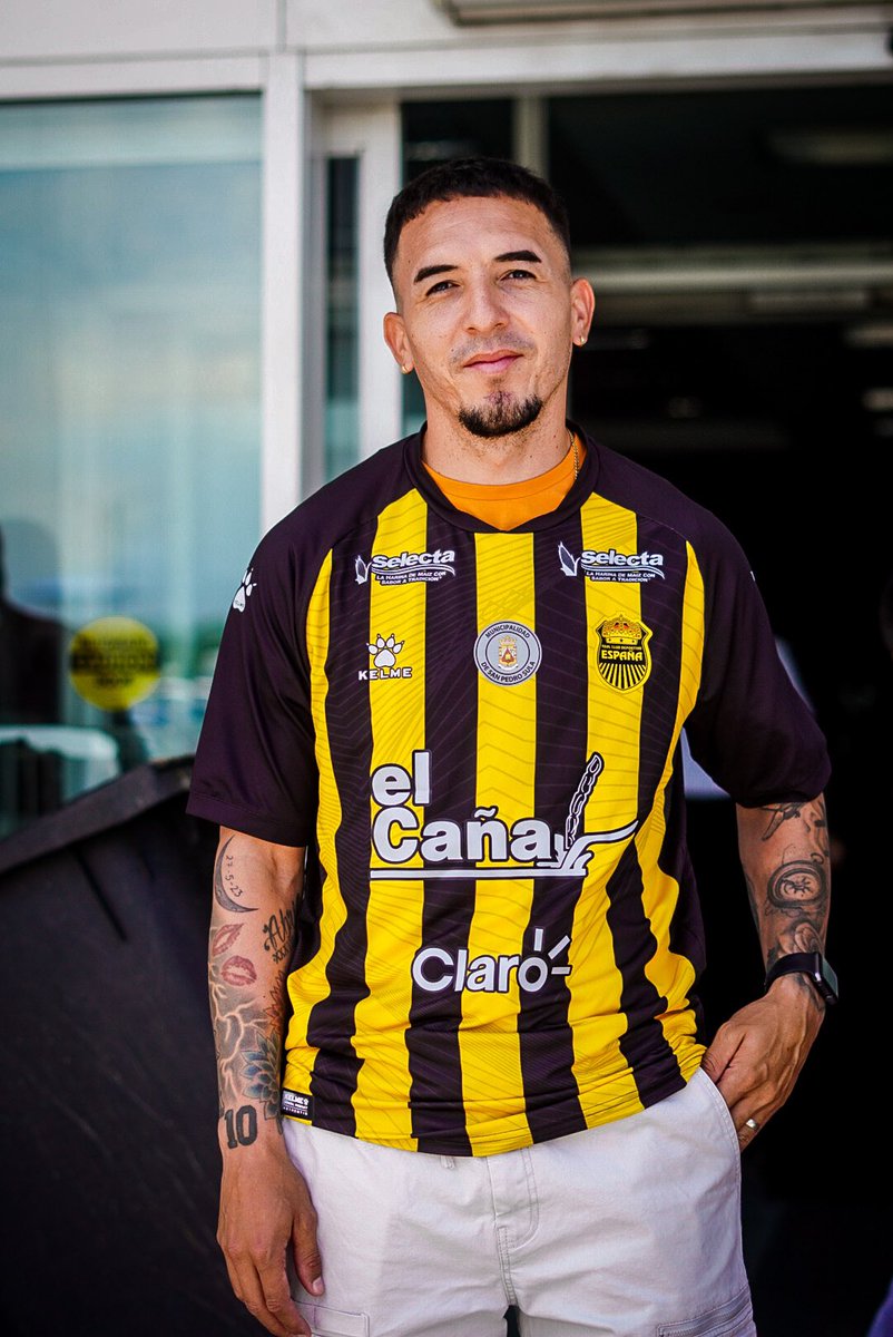 rcdespana's tweet photo. Rai Villa ya luciendo la aurinegra en su llegada a Honduras ¡Bienvenido! ⚡️🚂 https://t.co/4mzH5JaqJf