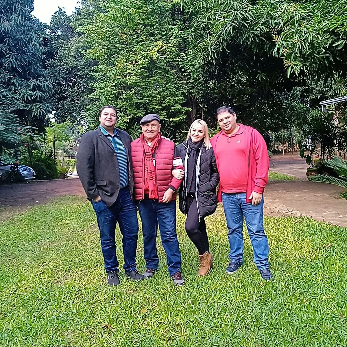 FELIZ DIA MI QUERIDO VIEJO.
Gracias por todas tus enseñanzas, por ser mi guía y consejero en este camino llamado vida.
FELIZ DIA A TODOS LOS PADRES EN SU DIA 🎉🎉