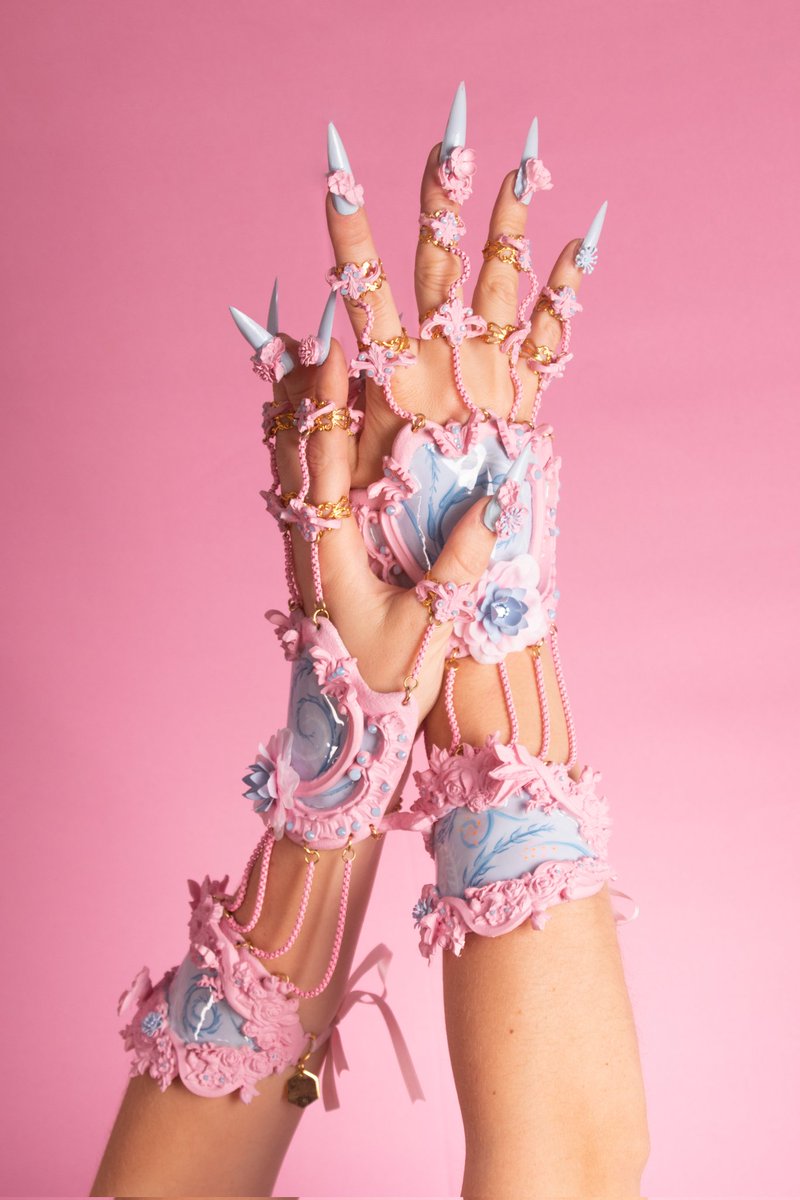 Pastel 'porcelain' hand jewelry 💕 

linktr.ee/candymakeupart…

#FASHION