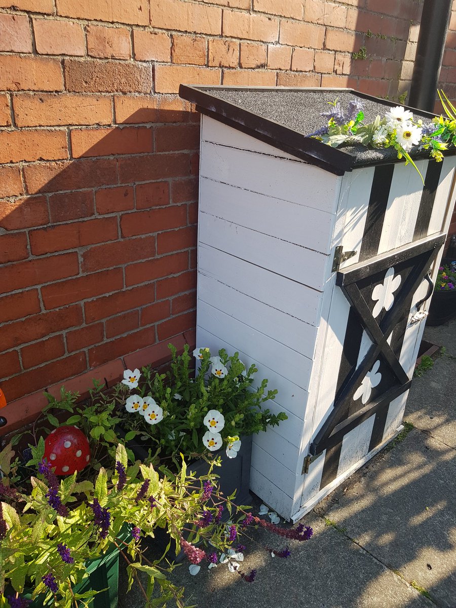 Somebody loves sitting on the new Arbor ! Such a pretty seat to share a book. Thank you Port Sunlight Garden Centre - the new pots and plants are perfect too. 🌺🌾📚🧚‍♂️❤ #portsunlightgardencentre #portsunlight #childrensreading #childrensbooks #freelibrary #wirral