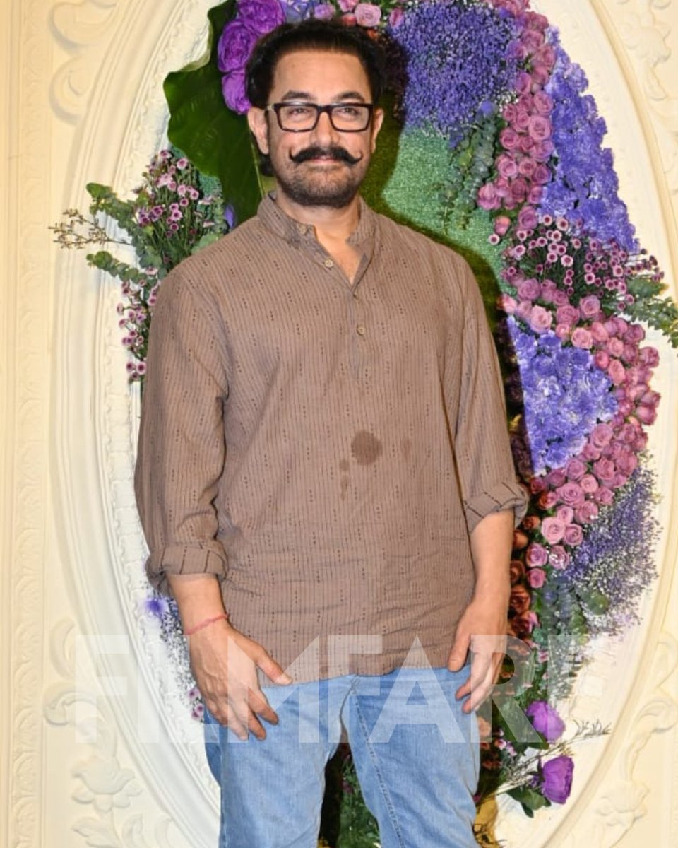 #AamirKhan arrives for #KaranDeol and #DrishaAcharya's wedding reception. ♥️