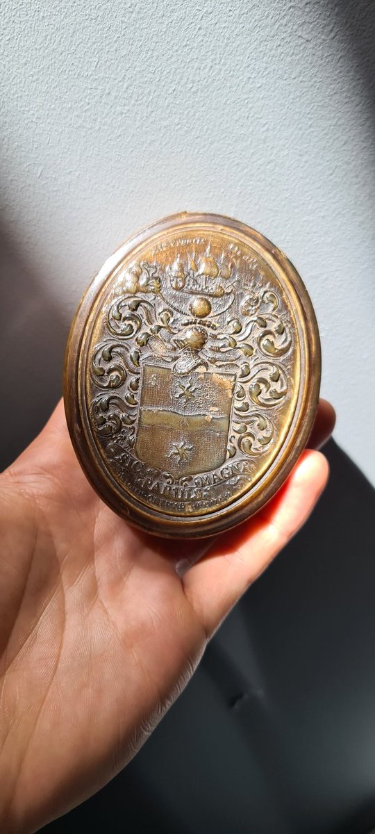 Alex_Auctioneer's tweet photo. Something interesting from a recent house call...

An early 18th century horn snuff box, by John O'Brisset, decorated with the arms of the Drake family

#SirFrancisDrake https://t.co/g3JsU5kLmJ
