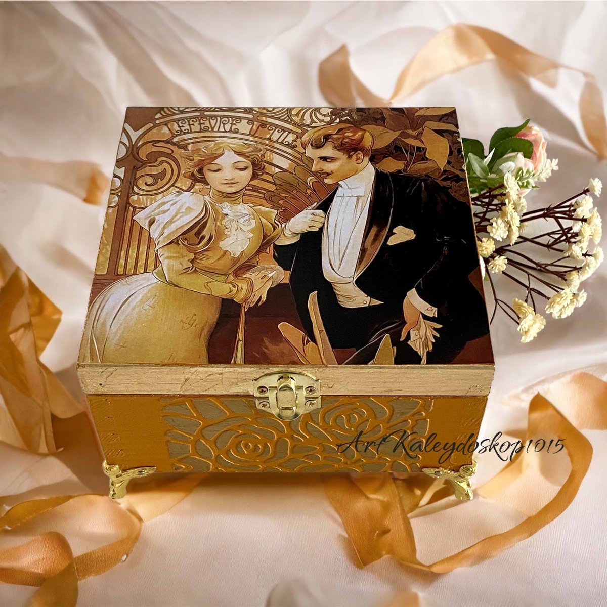 IuliiaArt's tweet image. Excited to share the latest addition to my #etsy shop: Alphonse Mucha wooden jewelry box, Birthday box for her, Memory box, Bride gift box, Small wooden box, Unique jewelry box gift for women etsy.me/3NzXjEe  #weddingkeepsakebox  #alphonsemucha