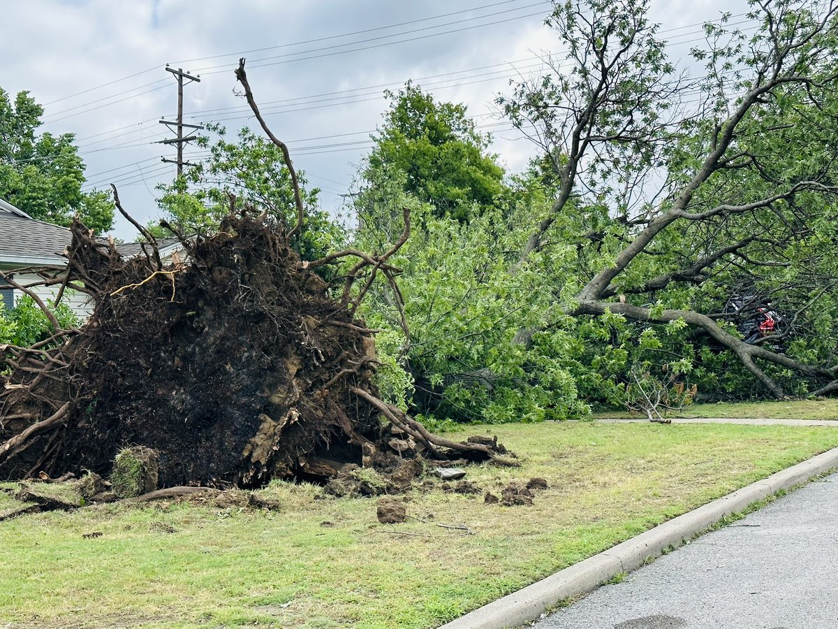 STORM UPDATE as of 1:00 p.m.
- Mayor issued Emergency Proclamation declaring City of Tulsa a disaster area
- @PSOklahoma says about 200k without power in the metro
- TPD is responding to calls per normal, prioritizing storm-related calls
- Many streets are blocked with debris