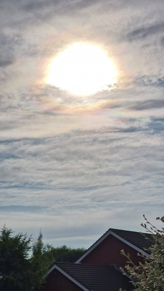 First time I've seen cloud iridescence! Spotted just now over Hillsborough.

#CloudIridescence #clouds #cloud