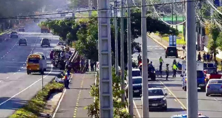 FiscaliaEcuador's tweet image. #ATENCIÓN | #Guayas: #FiscalíaEc inició –de oficio– una investigación previa tras el accidente de tránsito que dejó 3 ciclistas fallecidos, registrado esta mañana en el kilómetro 11 de la Vía a la Costa. Dos personas fueron detenidas.
#FiscalíaConLasVíctimas