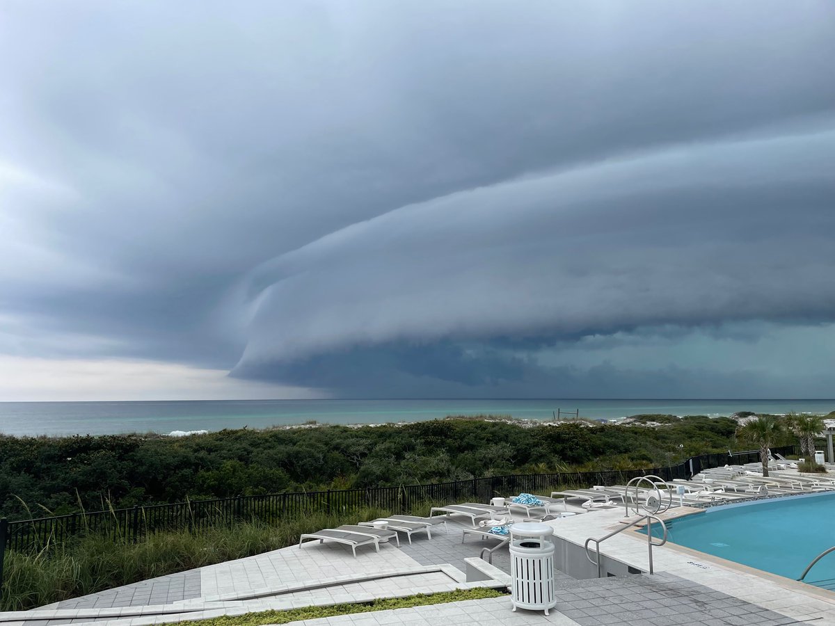 BBassLSU's tweet photo. Cool looking cloud formation as a summer thunderstorm rolls in on the beach at @WaterColorInn @spann! https://t.co/zk1LmL3S8a