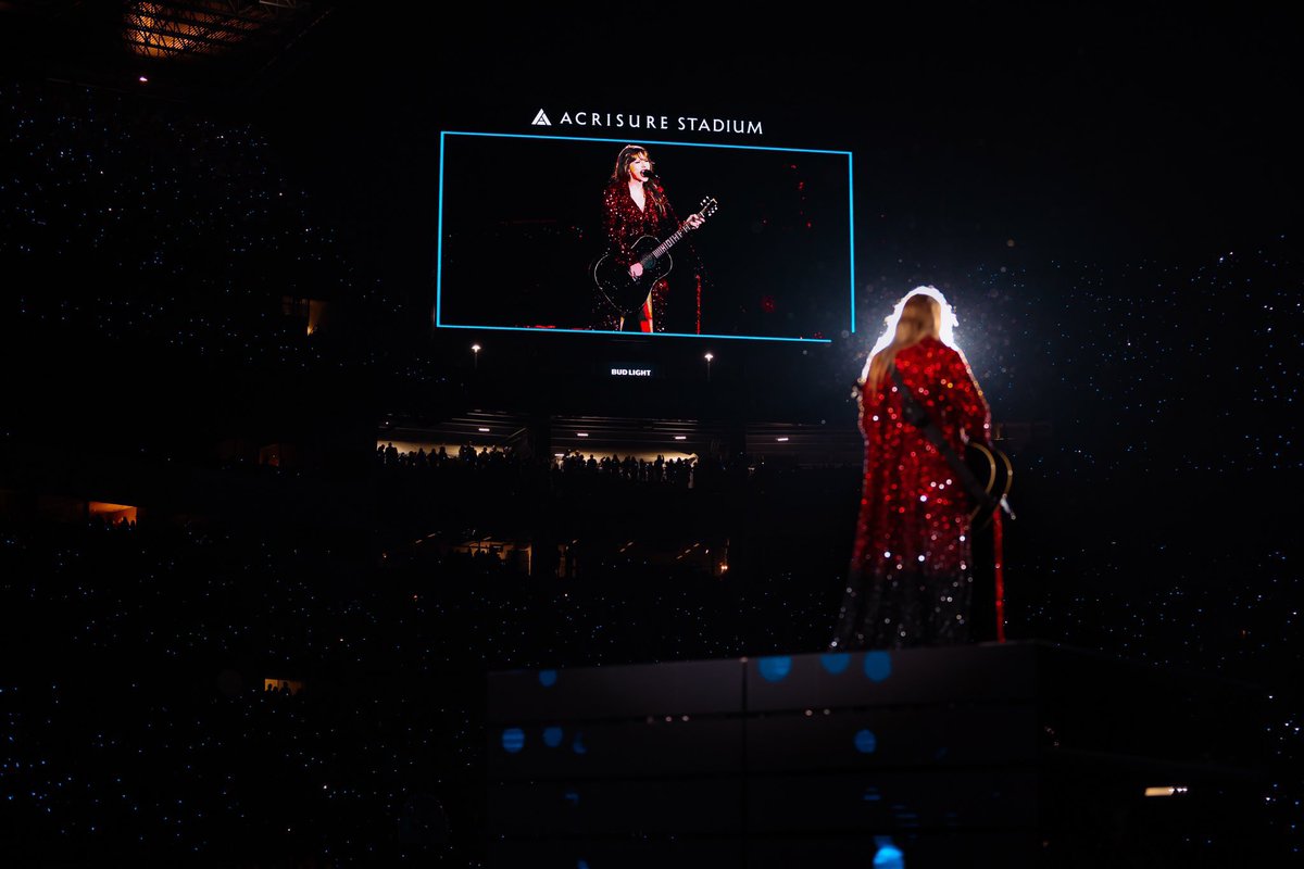 midnightstrack2's tweet photo. and now she’s way bigger than tim mcgraw and that’s such a flex https://t.co/zDljO5Tacb