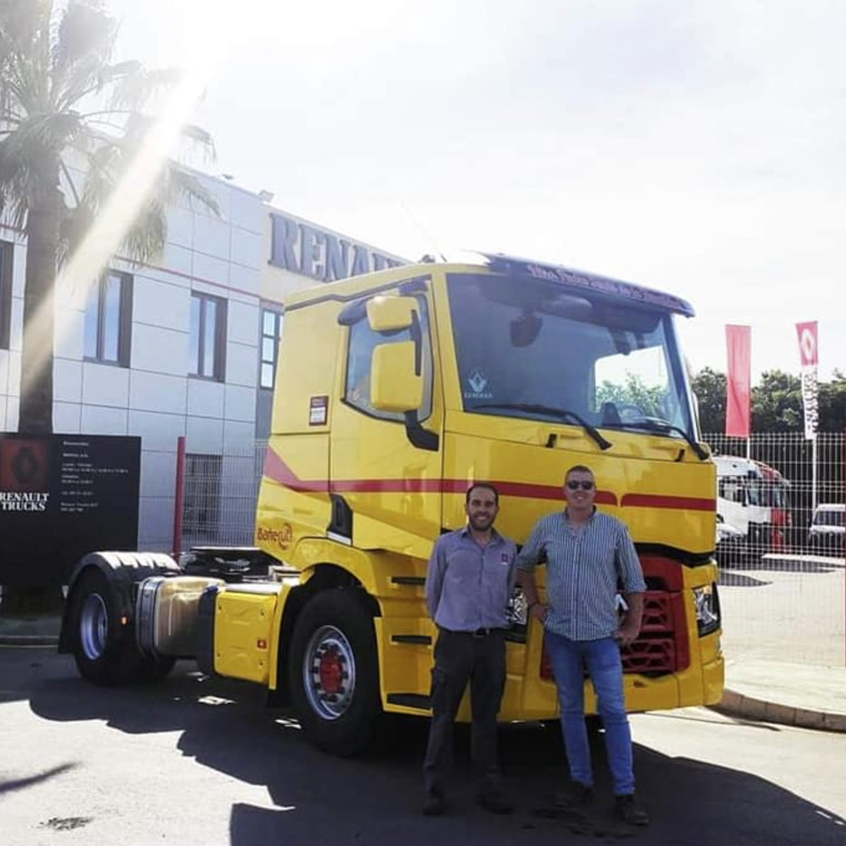 RenaultTrucksEs's tweet image. NUEVA ENTREGA
OCASIÓN. 
BAÑERUT amplía su flota con la adquisición de este fabuloso y potente #RenaultTrucks #T460 #Cabina #NightandDay
Seguimos juntos en el camino 
Muchas gracias por seguir eligiéndonos.

#GamaT @veinluc #EntregasdeOcasión
#OrgullososdeNuestrosClientes
