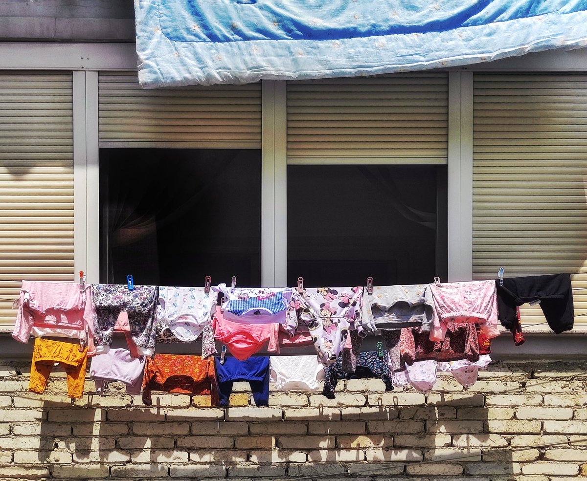 fotografiedism's tweet image. I panni stesi al sole sono tutti belli. Io da piccolino pensavo che i panni si stendevano al sole per festeggiare qualcosa, come se fossero bandiere. E ancora oggi tutti questi panni mi danno allegria.
©Sara Mattioli 
.
.
#panni #pannistesi #bucato #clean #lavatrice #followme