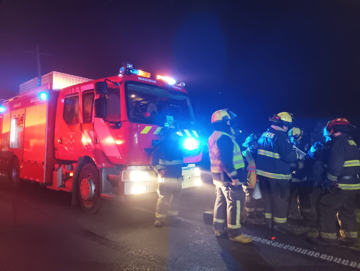 SegundaLaUnion's tweet photo. Durante la noche de este sábado, nuestra unidad BX-2 trabajó en conjunto a la Primera Cia. Camino a Puerto Nuevo por colisión de alta energía de 2 vehículos menores dejando una persona fallecida #bomberosdechile #launioncl https://t.co/NqAGZDG7D7