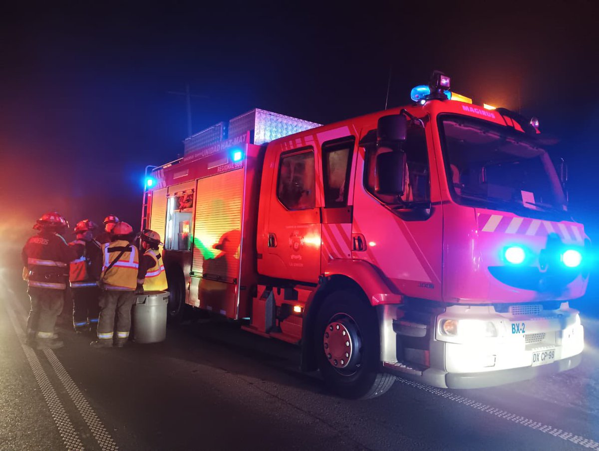SegundaLaUnion's tweet photo. Durante la noche de este sábado, nuestra unidad BX-2 trabajó en conjunto a la Primera Cia. Camino a Puerto Nuevo por colisión de alta energía de 2 vehículos menores dejando una persona fallecida #bomberosdechile #launioncl https://t.co/NqAGZDG7D7