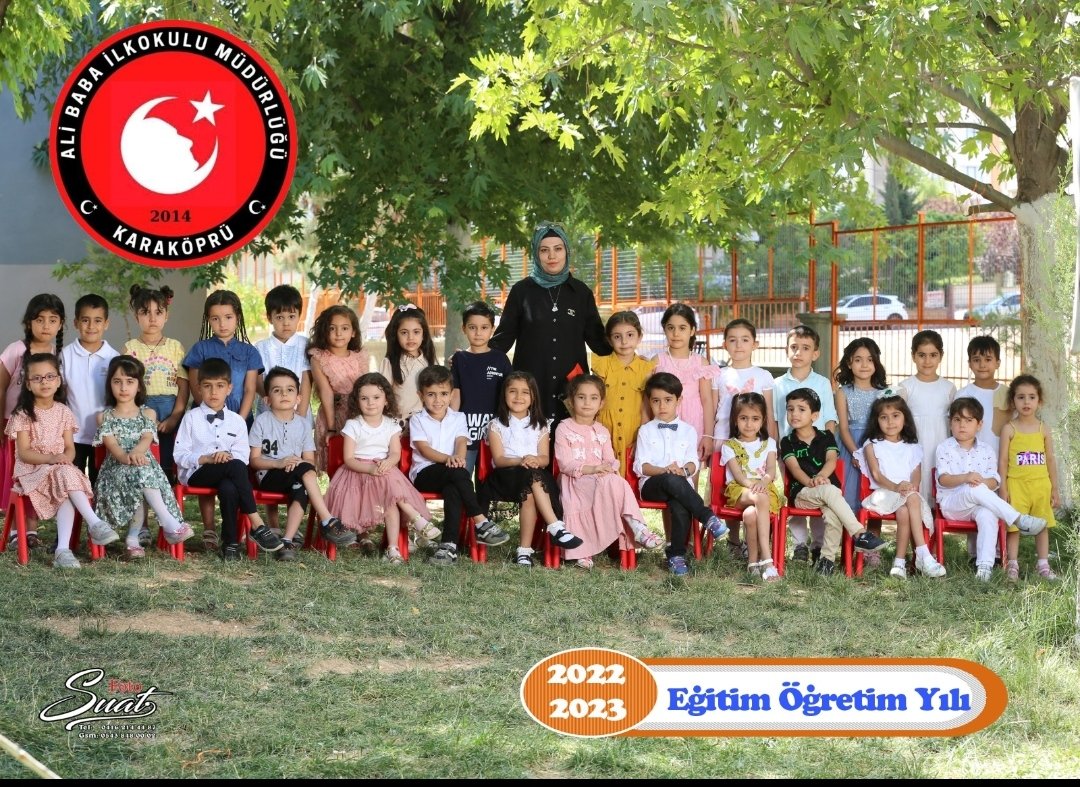 A758339's tweet photo. Esra Öztop hocamızın sınıfı karne günü için etkinlikler yaparak 2022..2023 yili eğitim.. öğretim yılına güle güle dedi...yolları aydınlık olsun... https://t.co/xQ9JSaEVpi