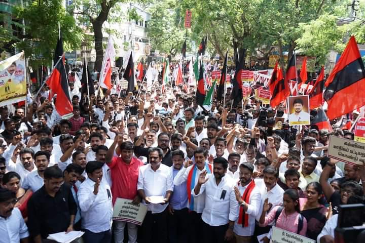 duraivaikooffl's tweet photo. தமிழக மாணவர்களின் எதிர்காலத்தை கேள்விக்குரியாக்கும் வகையில் பட்டமளிப்பு விழாவை தாமதப்படுத்துதல் உள்ளிட்ட தமிழக ஆளுநரின் அராஜக போக்கை கண்டித்து அனைத்து மாணவர் இயக்கங்களின் கூட்டமைப்பு (FSO) சார்பில் இன்று தலைநகர் சென்னையில் ஆளுநர் மாளிகை அருகில் ஆர்ப்பாட்டம் நடைபெற்றது. https://t.co/Itj5cljlYj