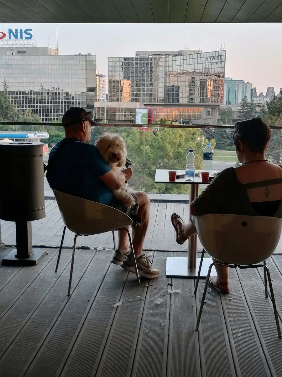 Češljaju psa u Ušću i dlake bacaju na pod.. Srbija 2023. Zato šetamo..
